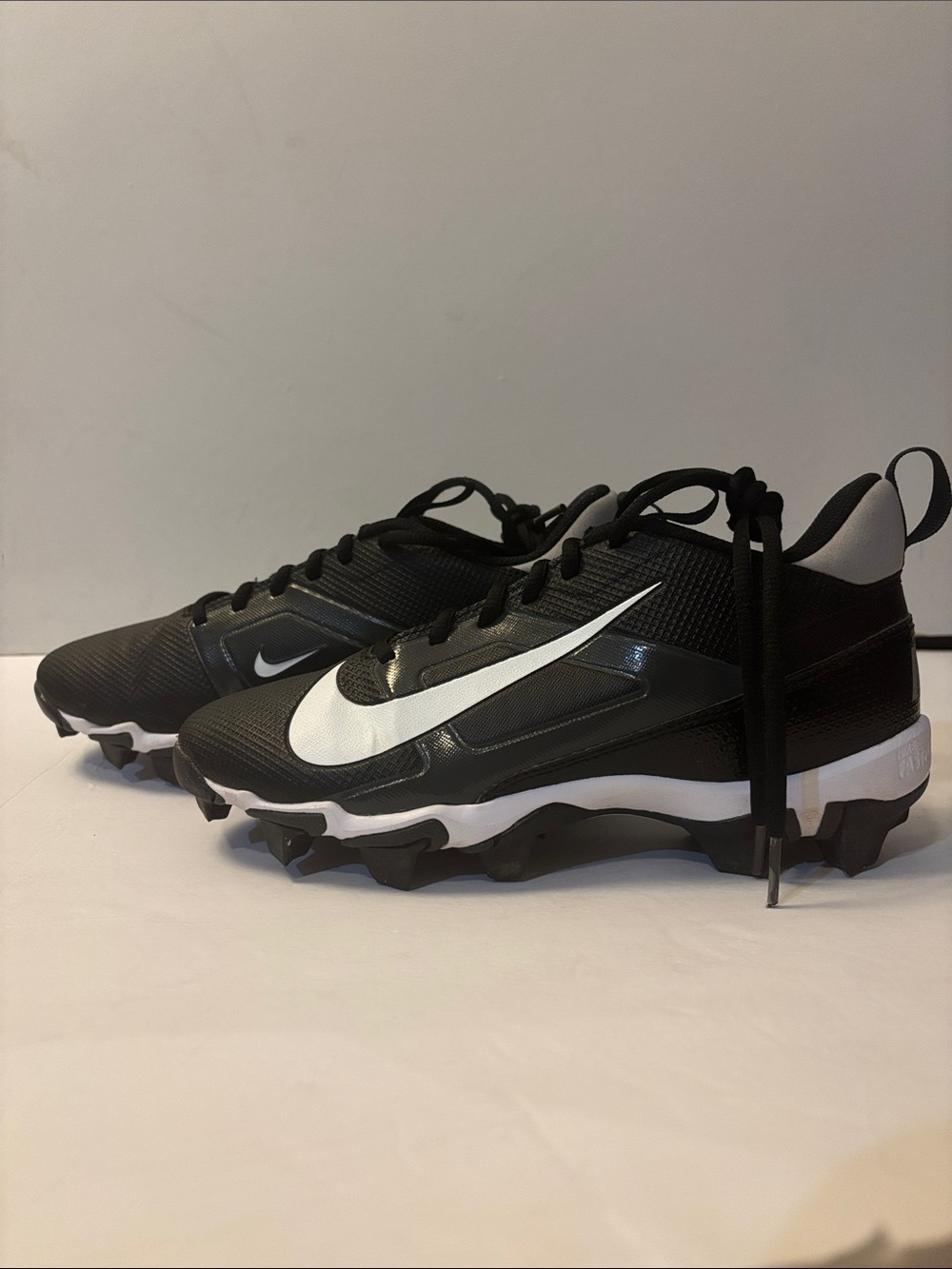 Nike Men's Black and White Athletic Football Cleats